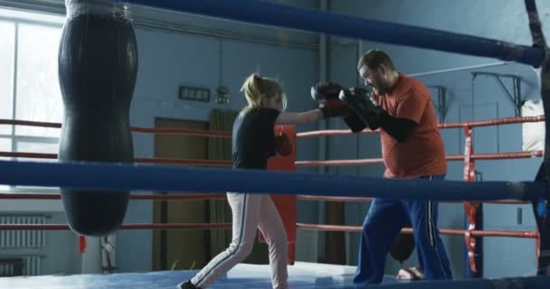 Boxeo mujer entrenamiento con entrenador en el ring — Vídeo de stock