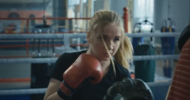 Boksen vrouw training met coach op ring — Stockvideo