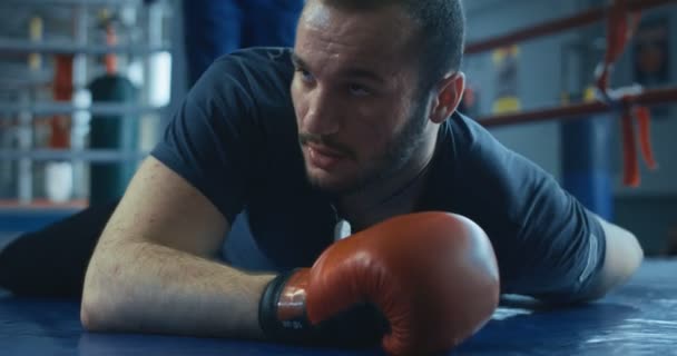 Boxeador despertando de derribar — Vídeos de Stock