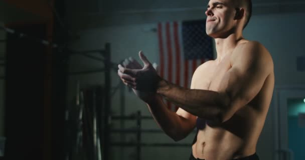 Sportovec, použití práškové křídy před cvičením — Stock video