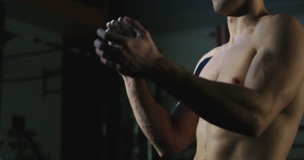 Sportsman applicando polvere di gesso prima dell'esercizio — Video Stock