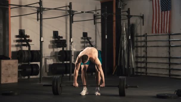 Atleta jogando pesado barbell — Vídeo de Stock