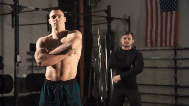 Schöne selbstbewusste Sportler posieren vor der Kamera — Stockvideo