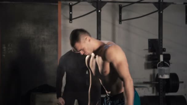 Man opleiding met zware barbell in sportschool — Stockvideo