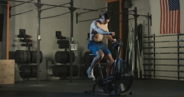 Deportista trabajando en bicicleta neumática — Vídeo de stock