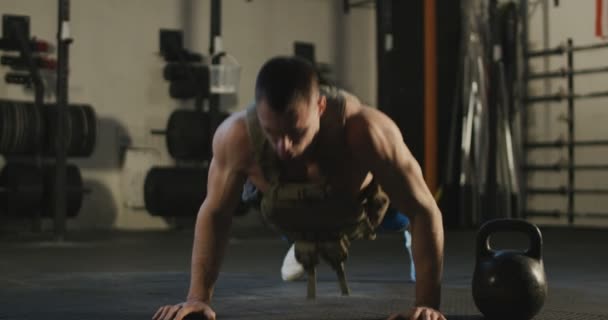 Sportman doen push-ups in sportschool — Stockvideo