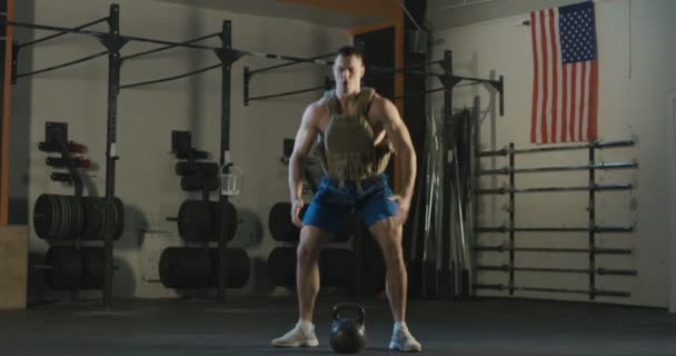 Ο άνθρωπος σε γιλέκο βάρος κατάρτισης με γιλέκο βάρος — Αρχείο Βίντεο