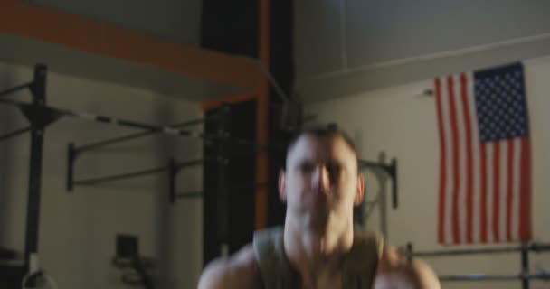 Homem em treinamento colete de peso com colete de peso — Vídeo de Stock