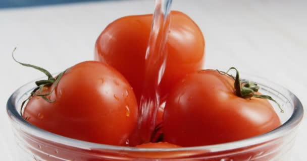 Close-up dari mencuci tomat dalam mangkuk — Stok Video