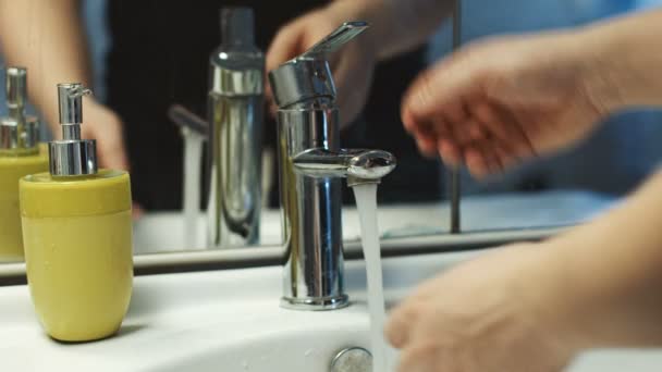 Beskär man tvätta händerna i diskhon — Stockvideo