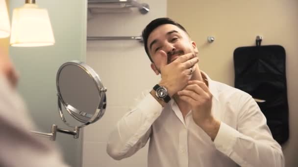 Sleepy hombre haciendo peinado en el baño del hotel — Vídeo de stock