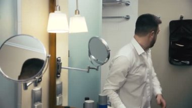 Otelde diş fırçalama işadamı