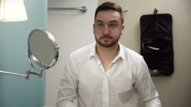İşadamı yüz yıkama otel banyoda