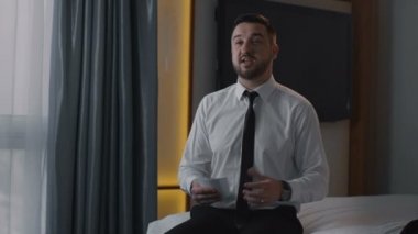 Yatakta konuşma hazırlama işadamı sakallı