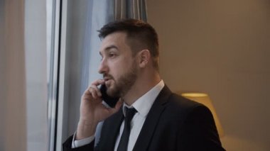 Otelin telefon sahip emin iş adamı