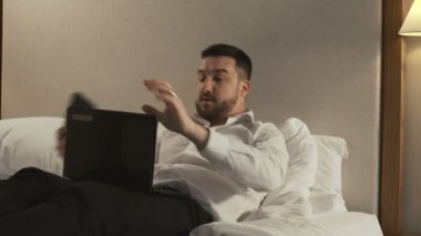 İşadamı yatağa gadget'lar ile çalışma