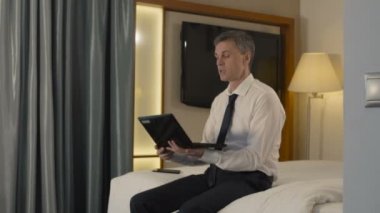 Otel odasında dizüstü üzerinden sohbet işadamı