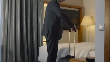 Yorgun işadamı otel yatakta düşüyor