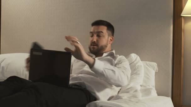 Homme d'affaires travaillant avec des gadgets sur le lit — Video