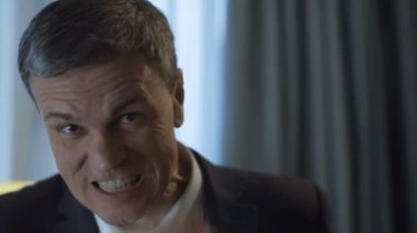 Hoparlör yinelenen konuşma önce performans