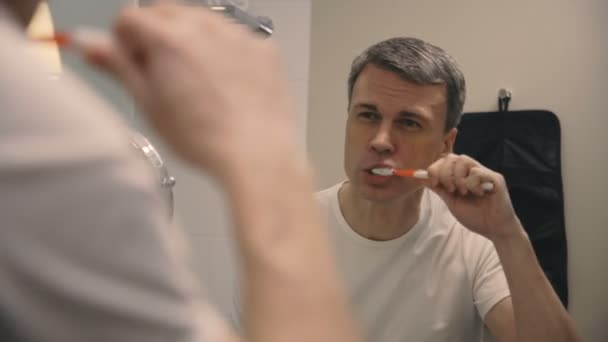 Бізнесмен чистить зуби в готелі — стокове відео