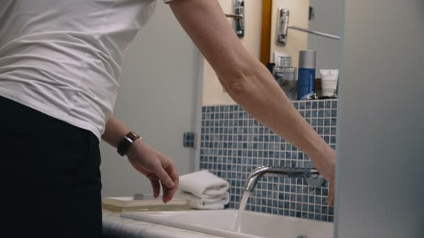 Mann wäscht Gesicht im Waschbecken — Stockvideo