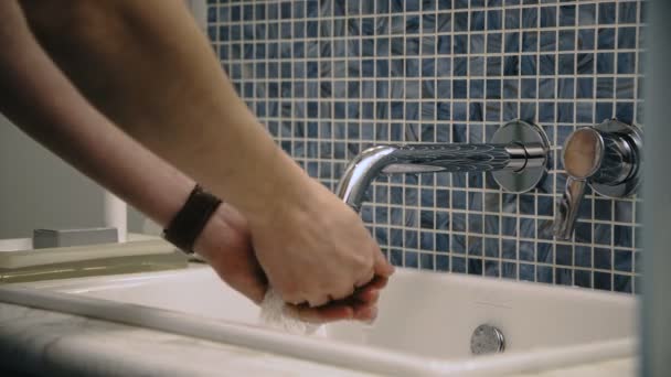 Crop man lavage visage dans l'évier — Video