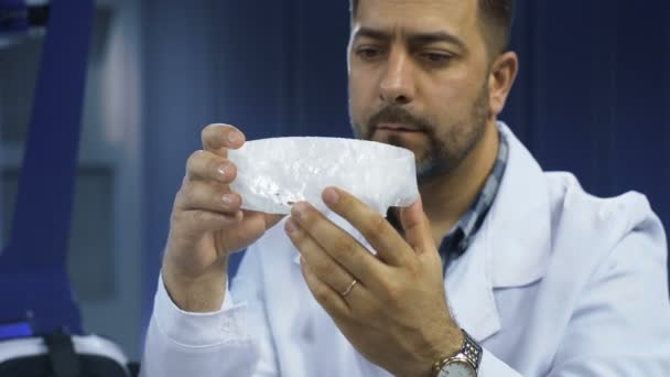 Cientista que investiga crânio impresso em 3D — Vídeo de Stock