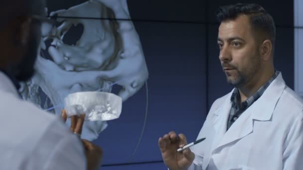 Медицинские ученые, изучающие человеческий череп — стоковое видео