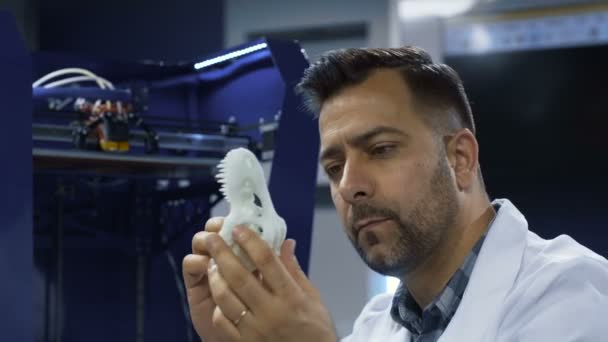 Hombre explorando el cráneo en miniatura de dinosaurios 3-D — Vídeos de Stock