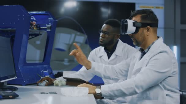 Wetenschappers werken met 3D-printen en Vr — Stockvideo