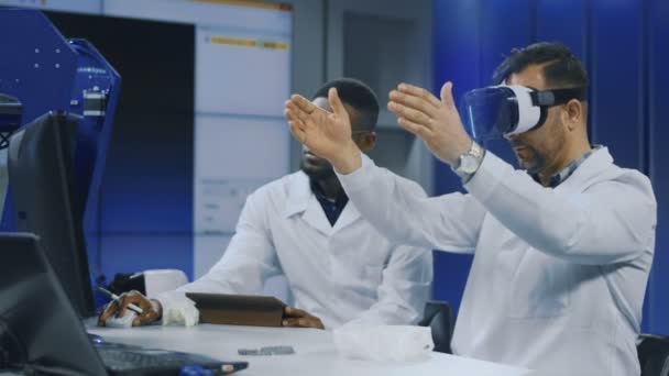 Cientistas trabalhando com impressão 3D e VR — Vídeo de Stock