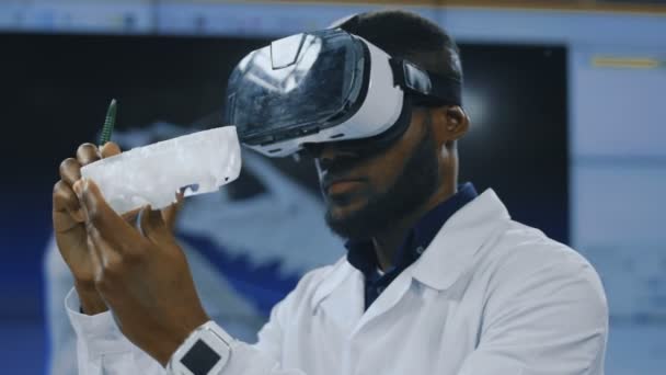 Scientist using VR glasses for exploration — Stock Video