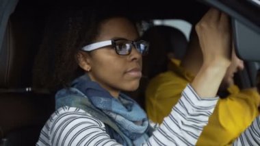 Farklı çift keşfetmek yeni araba