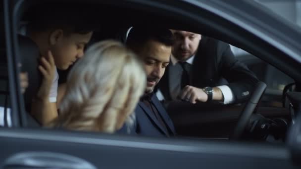 Famiglia acquisto di auto nuove con auto a credito — Video Stock