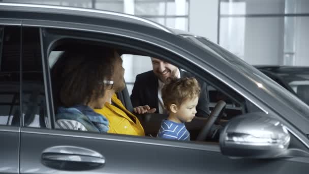 Rivenditore parlare con la famiglia in auto dando consigli — Video Stock