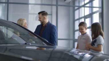 Mutlu aile salonda yeni araba almayı