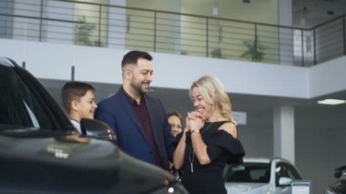 Mutlu aile salonda yeni araba almayı