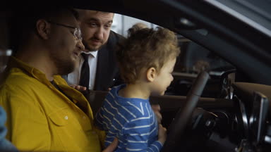 Mutlu aile Araba dükkanda satıcı ile danışmanlık