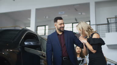 Mutlu aile salonda yeni araba almayı