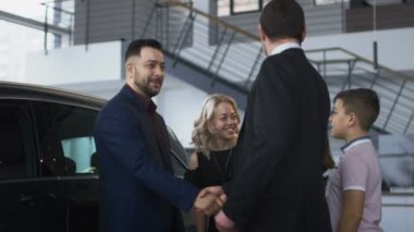 Mutlu aile salonda yeni araba almayı