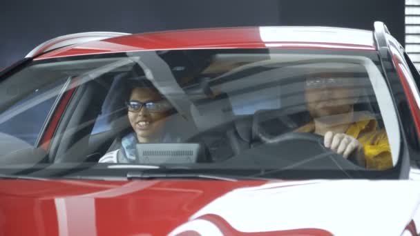 Pareja multiracial explorando coche en la tienda — Vídeo de stock