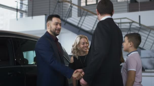 Bonne famille obtenir une nouvelle voiture dans le salon — Video