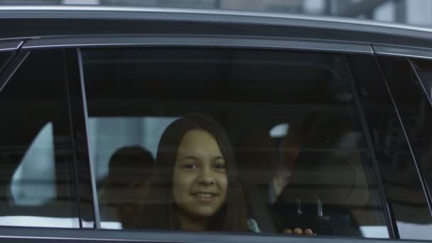 Chica con familia en coche nuevo — Vídeos de Stock