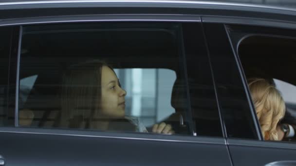 Familia con niños probando coche nuevo — Vídeo de stock