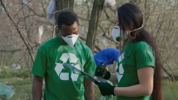 Diversos voluntarios hablando durante la limpieza — Vídeos de Stock