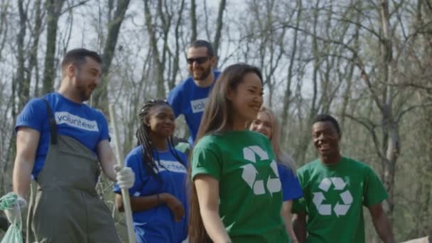 Chica tomando fotos de amigos en el voluntariado — Vídeo de stock