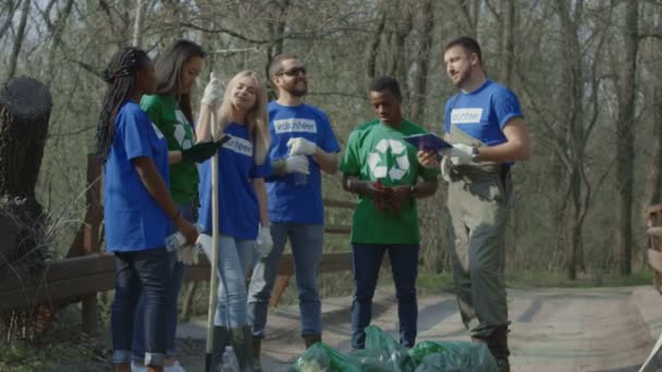 Equipe diversa alegre de voluntários — Vídeo de Stock