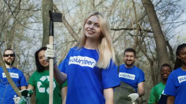 Chica sonriente con grupo de voluntarios — Vídeo de stock