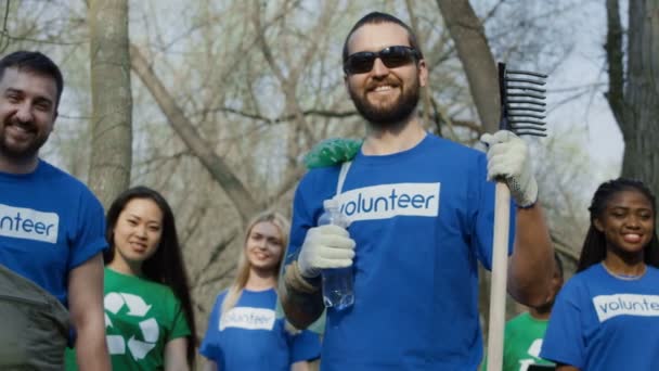 Voluntarios alegres en el bosque — Vídeo de stock